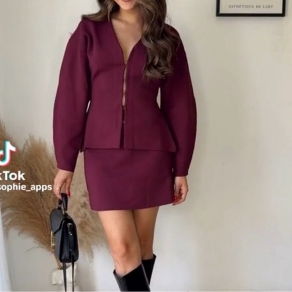 Burgundy / maroon hook closure knit sweater material cardigan - Picture 4 of 11